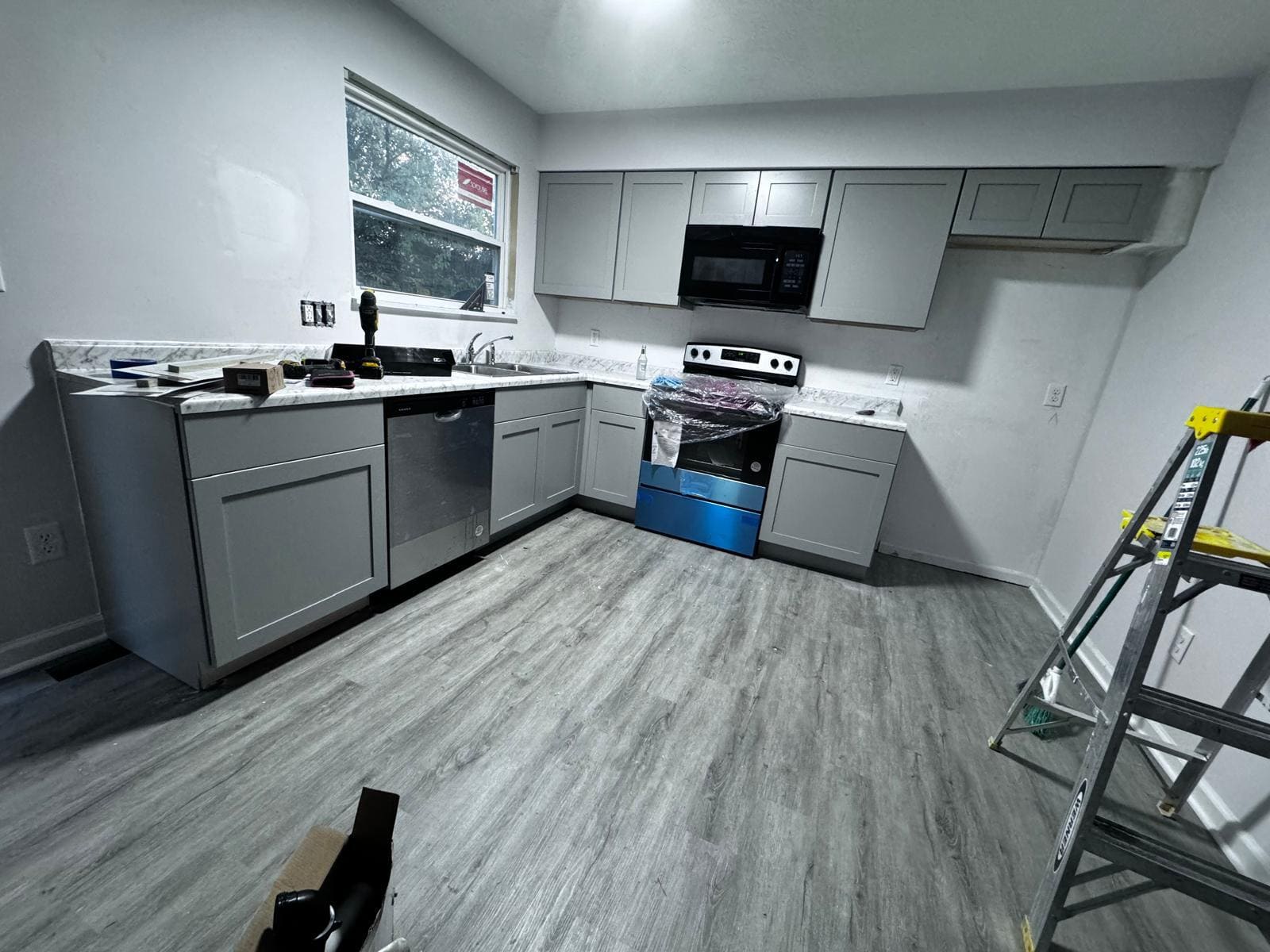 Modern Kitchen Cabinets, Countertops & Flooring